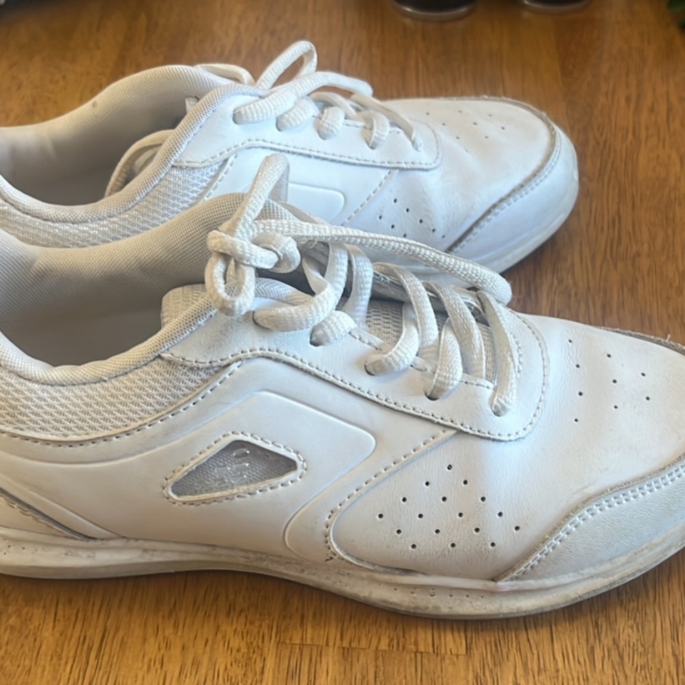 Cheer shoes